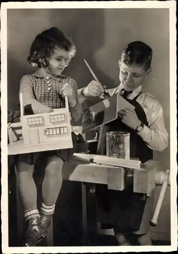 Foto Ak Junge und Mädchen beim Basteln eines Hauses