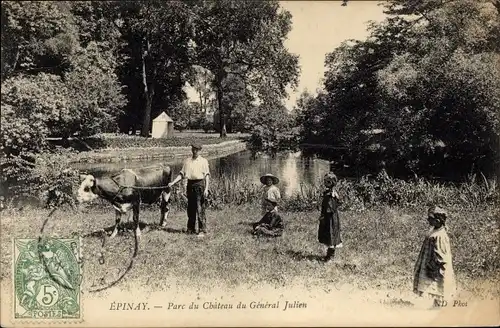 Ak Épinay sur Odon Calvados, Parc du Chateau du General Julien, Kuh