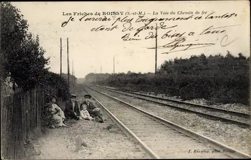 Ak Roissy Seine et Marne, Les Friches, La Voie du Chemin de fer