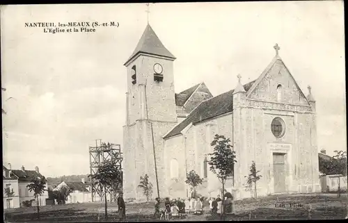 Ak Nanteuil lès Meaux Seine et Marne, L'Eglise, La Place