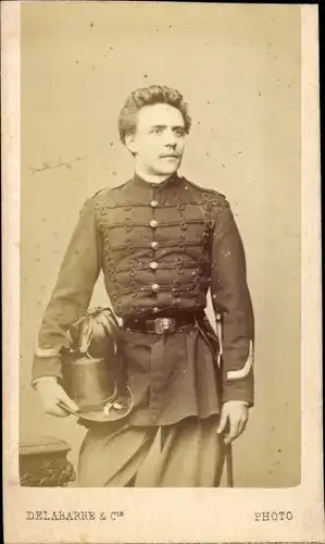 CdV Belgischer Soldat, Husarenuniform, Standportrait