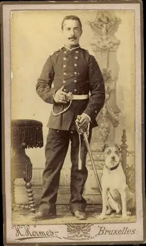 CdV Belgischer Soldat, Uniform, Standportrait, Hund, Degen