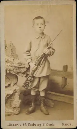 CdV Französischer Junge mit Gewehr, Standportrait