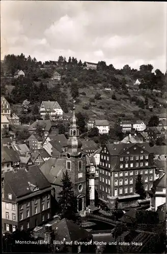 Ak Monschau Montjoie in der Eifel, Blick auf ev. Kirche und rotes Haus