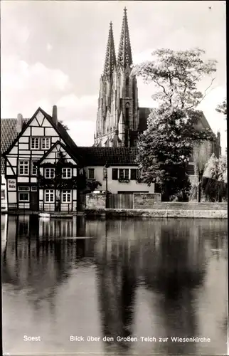 Ak Soest in Nordrhein Westfalen, Blick über den Großen Teich zur Wiesenkirche