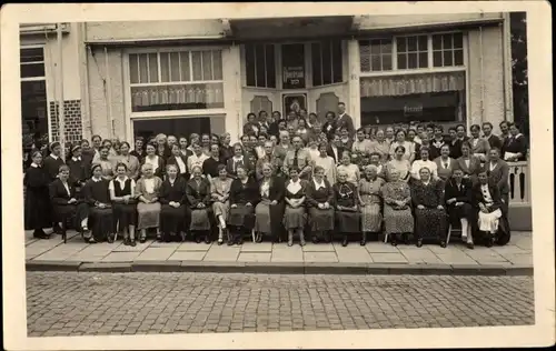 Foto Ak Rengsdorf im Westerwald, Teilnehmer der Schulung 1937 vor einem Gasthaus