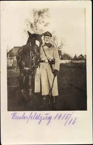 Foto Ak Deutscher Soldat in Uniform, Kaiserreich, I. WK, Mantel, Pferd, Winterfeldzug 1915/16