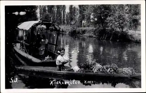 Foto Ak Mexiko Stadt, Kochimileo, Frau in einem Kahn