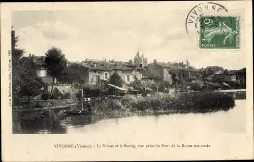 Ak Vivonne Vienne, La Vonne et le Bourg, vue prise du Pont de la Route nationale