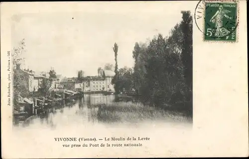 Ak Vivonne Vienne, Le Moulin de la Levee, vue prise du Pont de la Route nationale