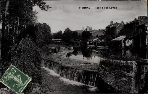 Ak Vivonne Vienne, Pont de la Levee