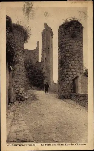 Ak Chauvigny Vienne, La Porte des Piliers, Rue des Chateaux