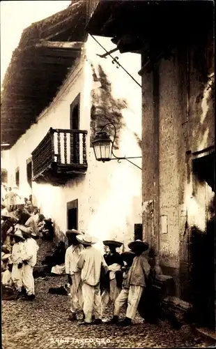 Foto Ak Taxco Mexiko, Mexikaner vor einem Haus