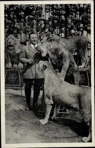 Ak Kapitän Alfred Schneider mit Löwen, Cirkus, Zirkus, Zuschauer