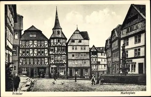 Ak Fritzlar Schwalm Eder Kreis, Marktplatz mit Brunnen und Fachwerkhäusern