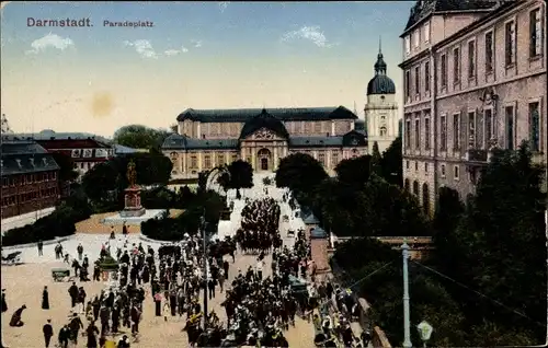 Ak Darmstadt in Hessen, Blick auf den Paradeplatz, Denkmal, Kirchturm