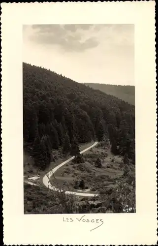 Ak Vosges Frankreich, Gesamtansicht, Wald, Straße