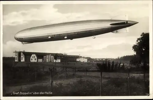Ak Luftschiff LZ 127 Graf Zeppelin über der Luftschiffhalle, Zeppelinwerft