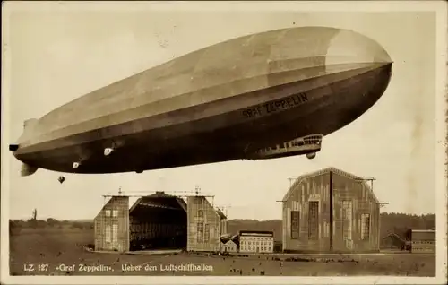 Ak Friedrichshafen am Bodensee, Luftschiff LZ 127 Graf Zeppelin über der Luftschiffhalle