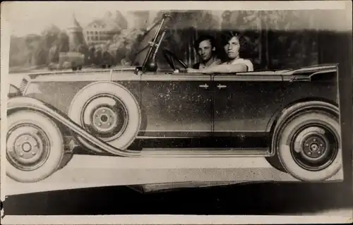 Foto Ak Frauen in einem gemalten Automobil