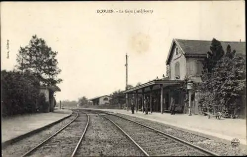 Ak Ecouen Val d’Oise, Bahnhof, Gleisseite