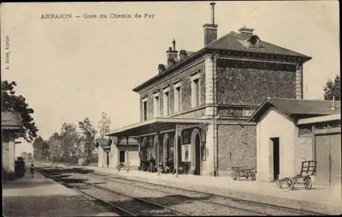Ak Arpajon Essonne, Gare du Chemin de Fer, Bahnhof, Gleisseite