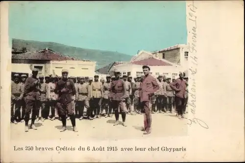 Ak Les 250 braves Cretois du 6 Aout 1915 avec leur chef Ghyparis, griechische Soldaten