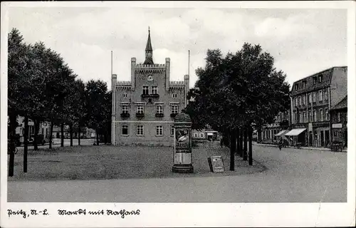 Ak Peitz im Kreis Spree Neiße, Blick auf den Markt mit Rathaus, Litfaßsäule