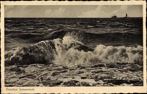Ak Świnoujście Swinemünde Pommern, Brandung am Strand