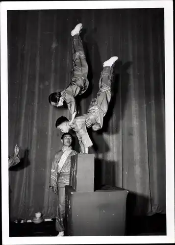 Foto Ak Asiatische Akrobaten, Artisten, Tribuna Agentur Hans Reich, Gisela Günther