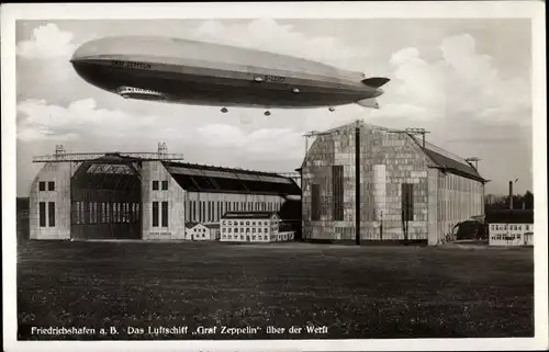 Ak Friedrichshafen am Bodensee, Luftschiff Graf Zeppelin über der Werft, LZ 127