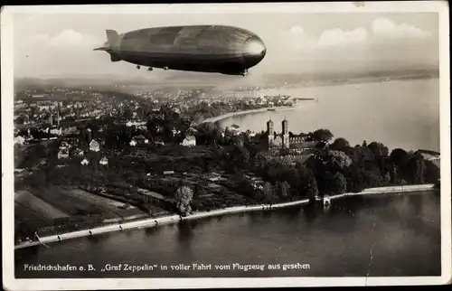 Ak Friedrichshafen am Bodensee, Graf Zeppelin in voller Fahrt, Fliegeraufnahme, LZ 127