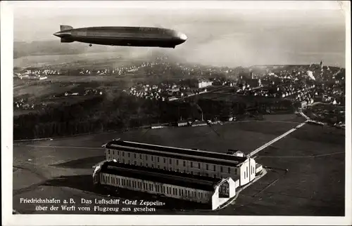Ak Friedrichshafen am Bodensee, Luftschiff Graf Zeppelin über der Werft, Fliegeraufnahme, LZ 127