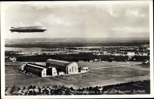 Ak Friedrichshafen am Bodensee, Luftschiff Graf Zeppelin über der Werft, LZ 127, Fliegeraufnahme