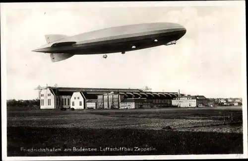 Ak Friedrichshafen am Bodensee, Luftschiff Graf Zeppelin über der Werft, LZ 127