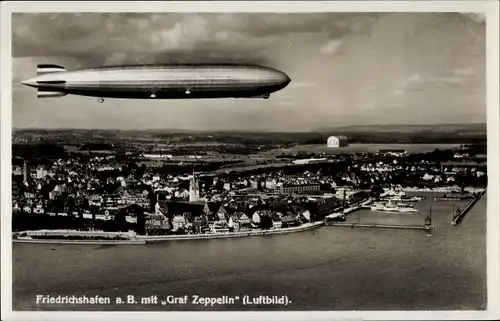 Ak Friedrichshafen am Bodensee, Luftschiff LZ 127 Graf Zeppelin über der Stadt, Fliegeraufnahme