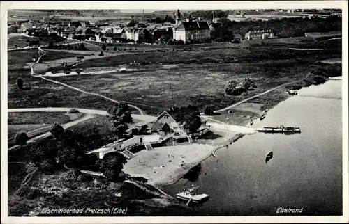 Ak Pretzsch an der Elbe Bad Schmiedeberg, Elbstrand, Blick auf den Ort, Fliegeraufnahme