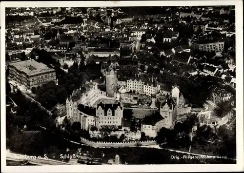 Ak Bernburg an der Saale, Blick auf den Ort mit Schloss, Fliegeraufnahme