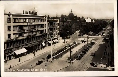 Ak Szczecin Stettin Pommern, Paradeplatz mit Berliner Tor, Ufa Palast, Defaka