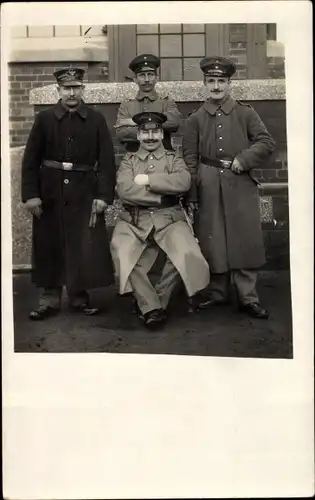 Foto Ak Deutsche Soldaten in Uniformen, Gruppenaufnahme