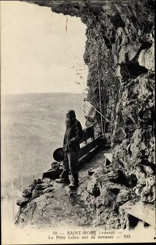 Ak Saint Moré Yonne, Le Pere Leleu sur sa Terrasse