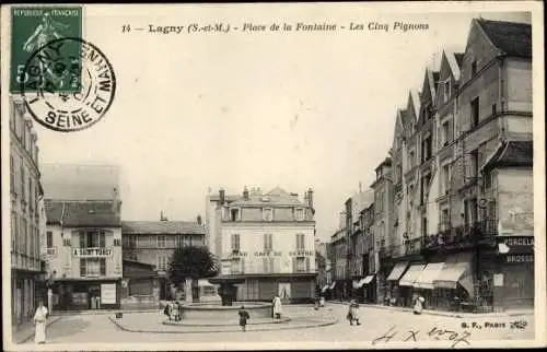 Ak Lagny Seine et Marne, Place de la Fontaine, Les Cinq Pignons, Cafe du Centre