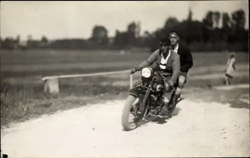Foto Ak Zwei junge Männer auf einem Motorrad