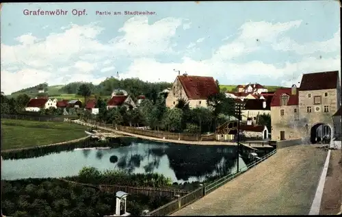 Ak Grafenwöhr in der Oberpfalz Bayern, Straßenpartie am Stadtweiher, Stadttor, Teilansicht vom Ort