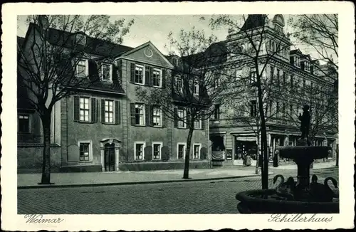 Ak Weimar in Thüringen, Partie am Schillerhaus, Brunnen