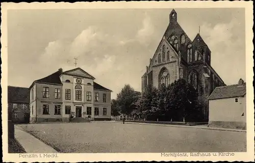 Ak Penzlin Mecklenburgische Seenplatte, Marktplatz, Rathaus, Kirche