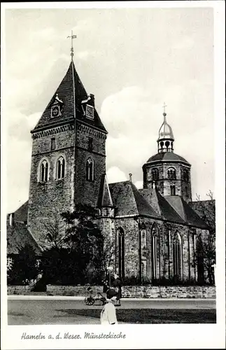 Ak Hameln in Niedersachsen, Straßenpartie mit Blick auf die Münsterkirche