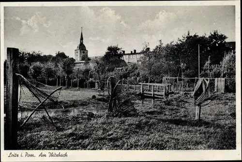 Ak Loitz in Vorpommern, Partie am Ibitzbach, Kirchturm, Fischreusen