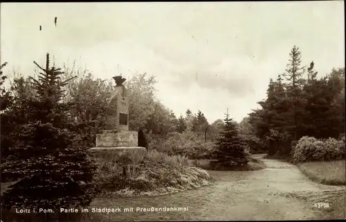 Ak Loitz in Vorpommern, Partie im Stadtpark mit Preußendenkmal