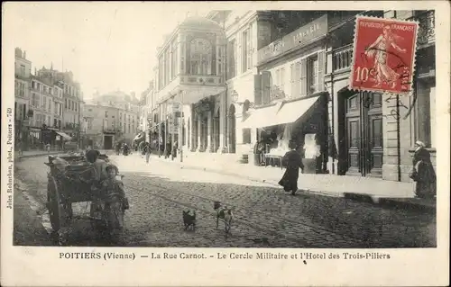 Ak Poitiers Vienne, La Rue Carnot, Le Cercle Militaire, L'Hotel des Trois Piliers